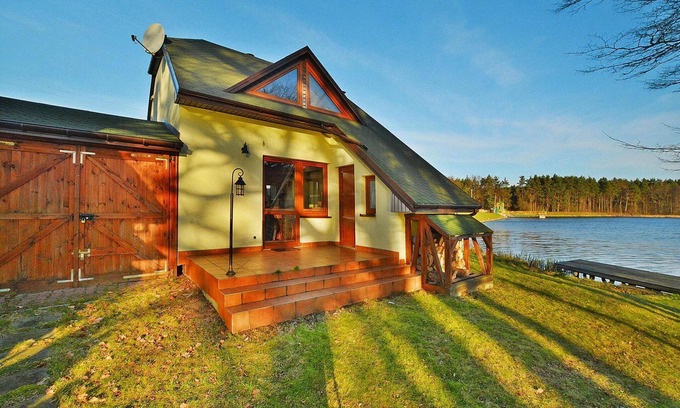 gmina Manowo House | Holiday Home by Lake Rosnowskie with Boat