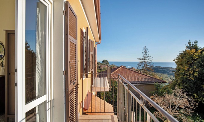 Civezza House | Holiday Home 'Ca' Del Sole' with Sea View, Private Garden and Wi-Fi