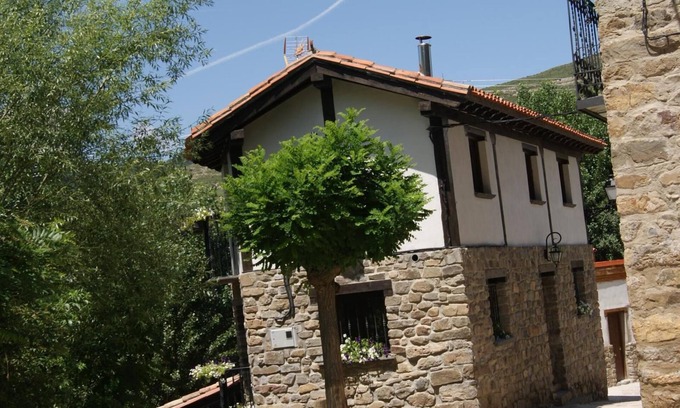 San Roman de Cameros House | Holiday Home 'Casa Del Tio Conejo' with Mountain View, Shared Pool and Wi-Fi