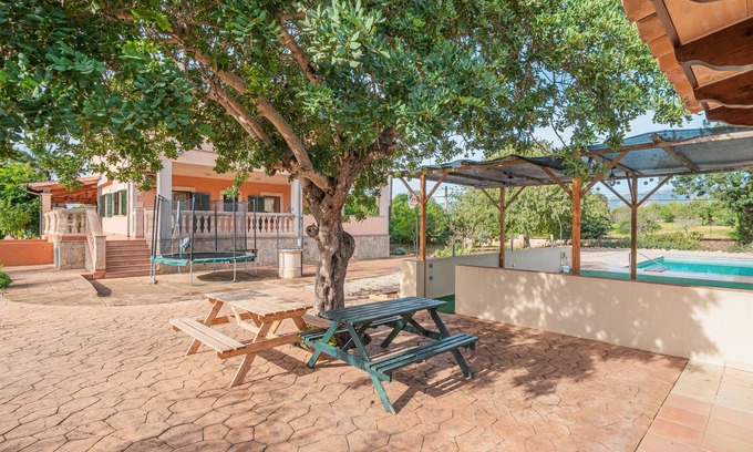 Es Garrovers House | Holiday Home Casa Estilo Mallorquín with Mountain View & Pool