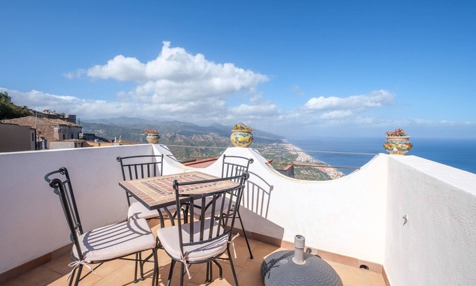Forza d'Agro House | Holiday Home 'Casa Mark' with Sea View, Wi-Fi and Air Conditioning
