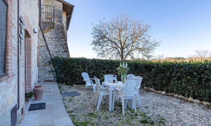 Poggiarello House | Holiday Home 'Casa Ernesto - Porzione Di Colonica' with Private Garden and Wi-Fi