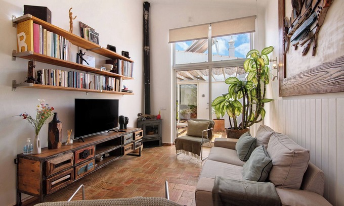 Vila Real Santo Antonio House | Holiday Home 'Casa Do Limoeiro' with Private Garden, Wi-Fi and Air Conditioning