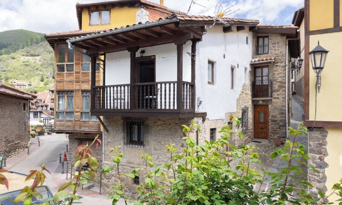 Potes House | Holiday Home 'Casa Raymonde' with Mountain View, Balcony and Wi-Fi