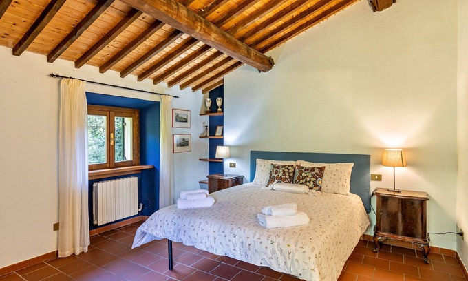 Nord-Est Apartment | Holiday Home 'Casa Rossa Vendri' with Private Garden and Wi-Fi