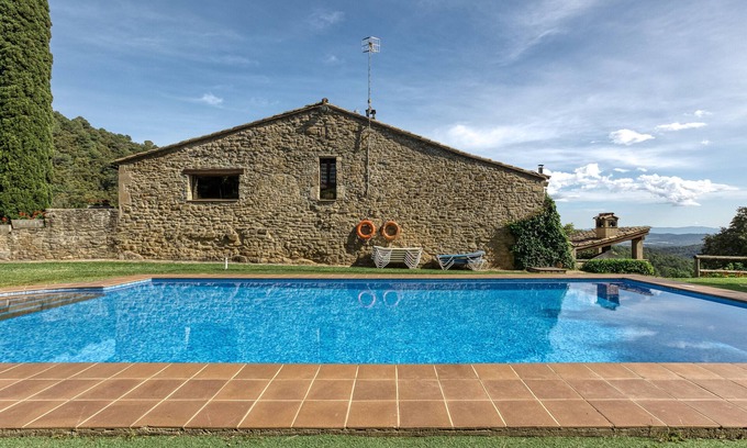 Merlant House | Holiday Home 'El Paller 2 De Can Soler' with Mountain Views, Shared Pool and Wi-Fi
