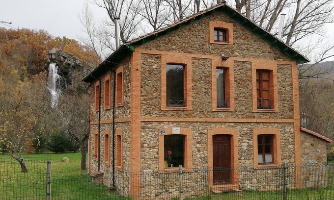 Matallana de Torio House | Holiday Home 'El Refugio De Valporquero' with Lake View, Private Terrace and Wi-Fi