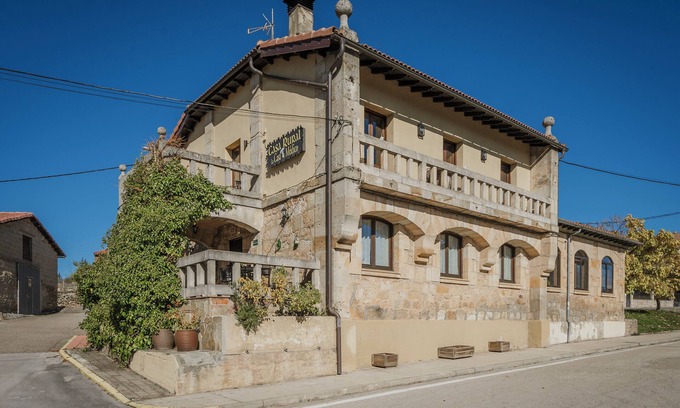 Hontoria del Pinar House | Holiday Home 'Casa Rural Del Médico' with Mountain View, Private Terrace and Wi-Fi