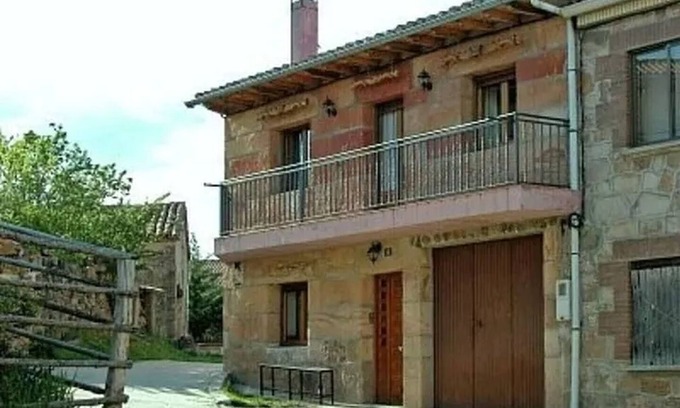 Rabanera del Pinar Apartment | Holiday Home 'Casa Rural Los Roblones' with Private Terrace and Private Garden