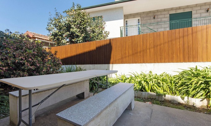 Oliveira De Azemeis House | Holiday Home 'Estúdio Entre Porto E Aveiro' with Mountain View, Shared Terrace and Wi-Fi