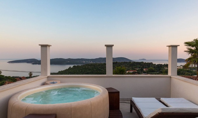 Orasac House | Holiday Home Frida - Three Bedroom House with Jacuzzi and Sea View