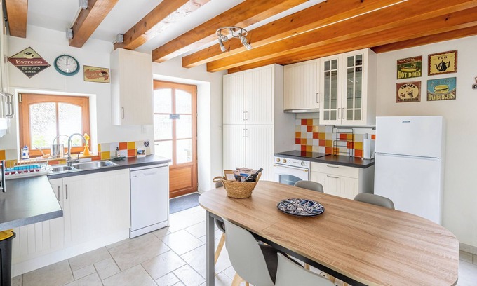La Reorthe House | Holiday Home 'Gite De L'olifanière' with Shared Pool, Private Terrace and Wi-Fi
