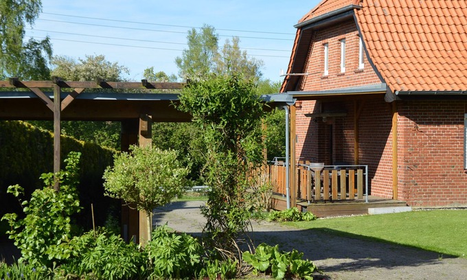 Alt Meteln House | Holiday Home 'Habicht' with Private Terrace, Private Garden and Wi-Fi