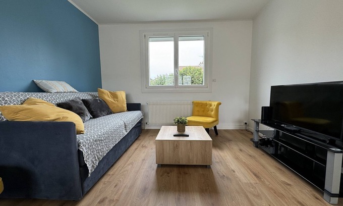 Miroir - Batignolles House | Holiday Home in Le Mans near 24H Circuit