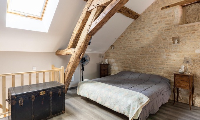 Molesme House | Holiday Home in Molesme with Garden and BBQ
