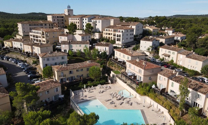 Pont Royal House | Holiday Home in Provence with Pool, Golf & Free Parking