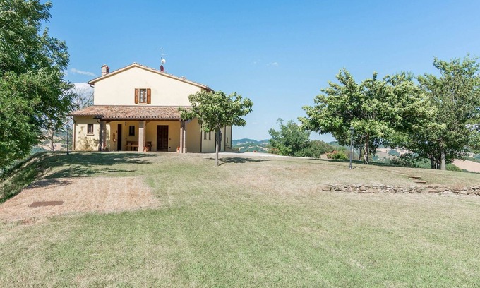 Urbania House | Holiday Home in Urbania with Hill Views