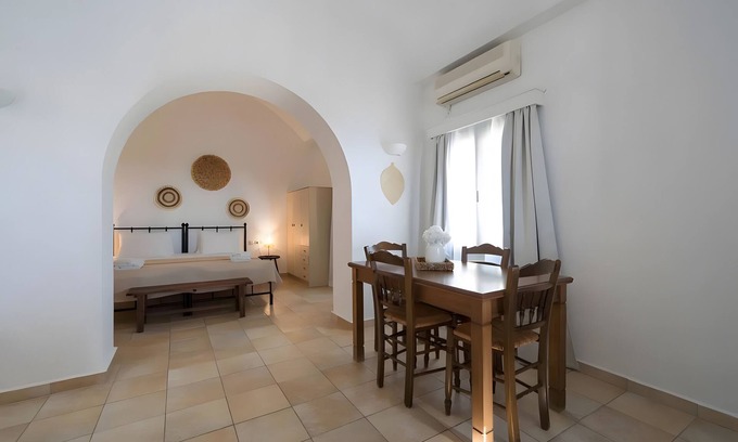 Kithira Apartment | Holiday Home 'Kythiris Studios - Bungalow 2' with Sea View, Wi-Fi and Air Conditioning