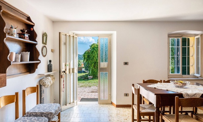 Caprino Veronese Bed & Breakfast | Holiday Home 'La Casa Di Delfina' with Private Garden