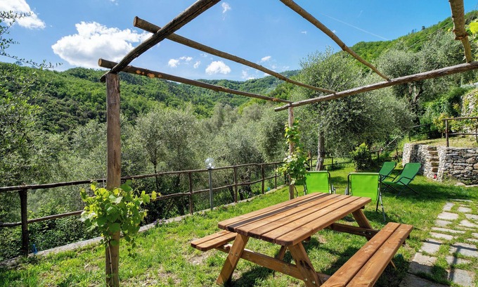 Casanova Lerrone House | Holiday Home 'La Casa Di Bosco' with Mountain View, Private Garden and Wi-Fi