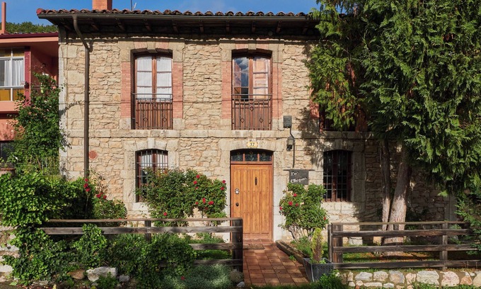 La Pola de Gordon House | Holiday Home 'La Casa De Peredilla' with Mountain Views and Private Garden