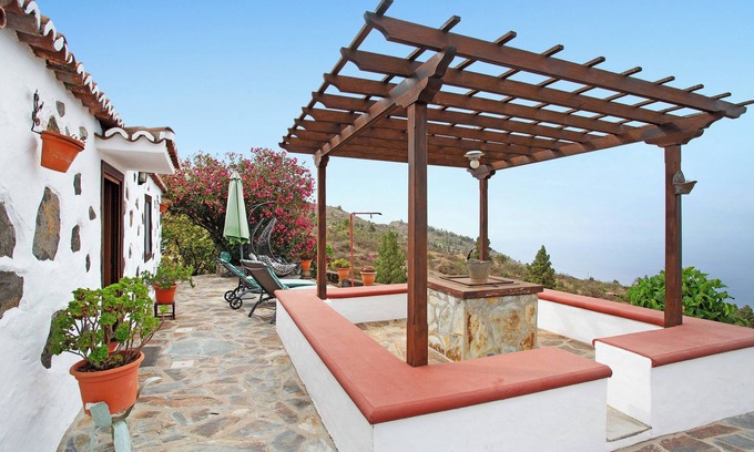 Tijarafe House | Holiday Home 'La Chirlaca' with Sea View, Private Garden and Wi-Fi