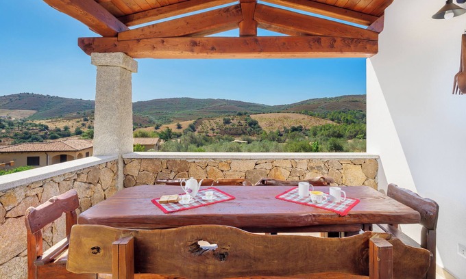 Schifoni House | Holiday Home 'La Minda' with Mountain View, Private Terrace and Wi-Fi