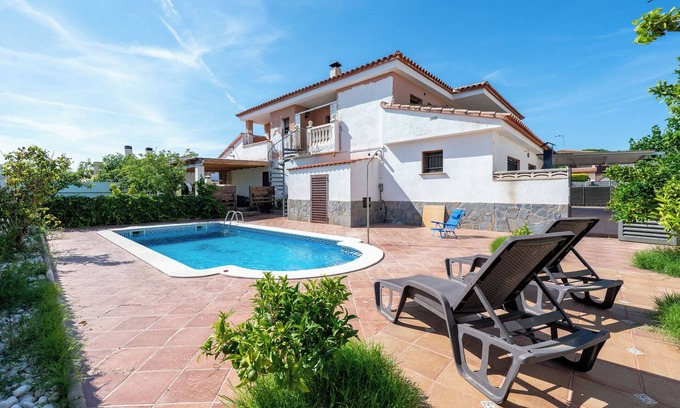 Creixell House | Holiday Home 'La Plana' with Private Pool, Wi-Fi and Air Conditioning