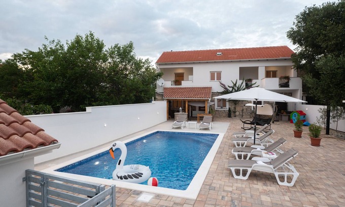Novigrad House | Holiday Home Lantina with pool