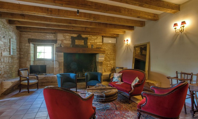 Mayac House | Holiday Home 'Le Pigeonnier' with Shared Pool, Wi-Fi and Air Conditioning