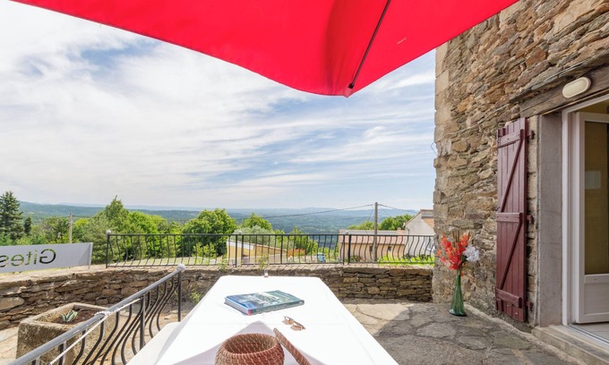 Gravieres House | Holiday Home 'Le Rez-de-Chaussée' with Mountain View, Shared Pool and Air Conditioning