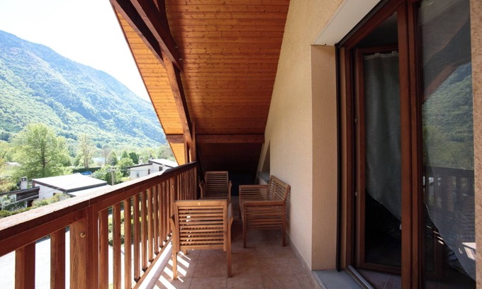 Valbonnais House | Holiday Home 'Les Rives Du Lac Valbonnais' with Lake View, Private Garden and Wi-Fi