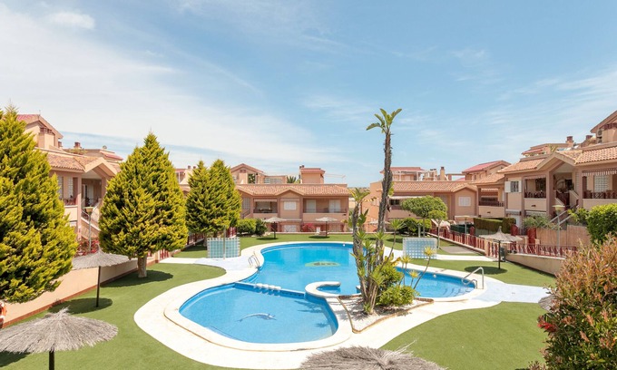 Los Arenales del Sol House | Holiday Home 'Limón' with Shared Pool, Wi-Fi and Air Conditioning