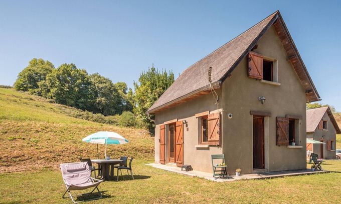 Peyrouse House | Holiday Home 'Lieuj' with Mountain View, Private Terrace and Wi-Fi