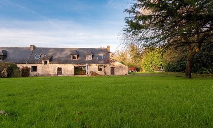 Noyal-Muzillac House | Holiday Home 'Longère 200 M2' with Private Terrace, Private Garden and Wi-Fi