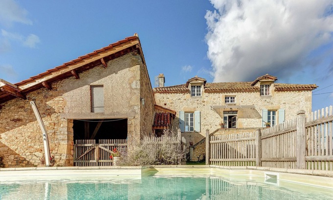 Loubejac House | Holiday Home Loubejac with Pool Views