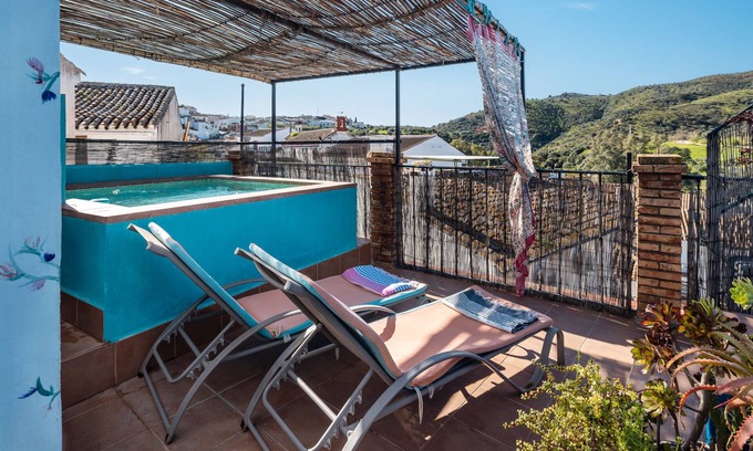 Colmenar House | Holiday Home 'Luis' with Mountain View, Wi-Fi and Air Conditioning
