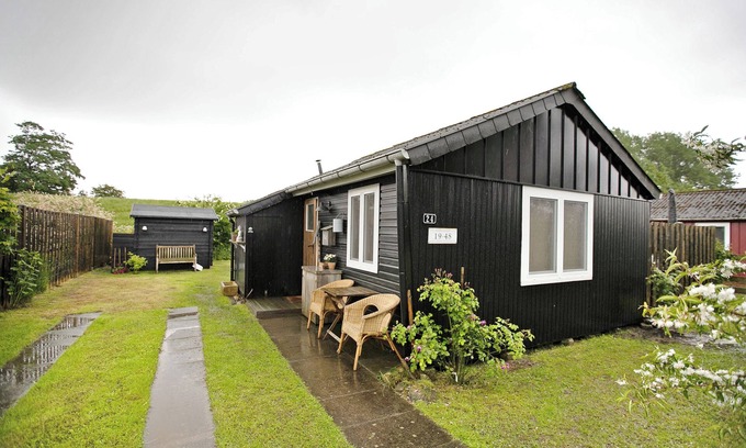 Hennstedt House | Holiday Home "Lütte Hütte" with Private Terrace and Wi-Fi