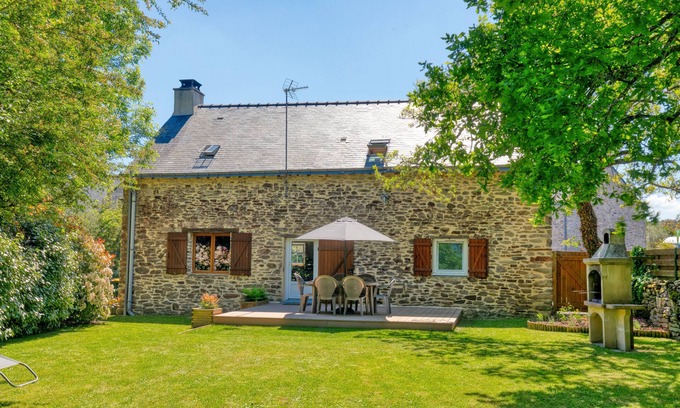 Ferel House | Holiday Home 'Maison Avec Grand Jardin' with Private Terrace, Private Garden and Wi-Fi