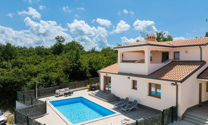 Zbandaj House | Holiday Home Mlačić Three Bedroom Holiday HomePool