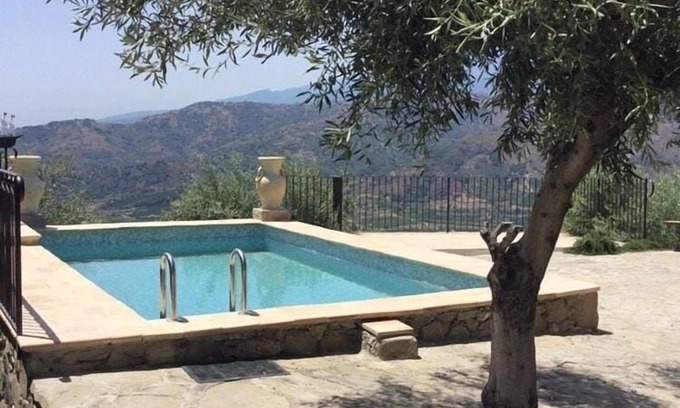 Gaggi House | Holiday Home near Mount Etna with Pool