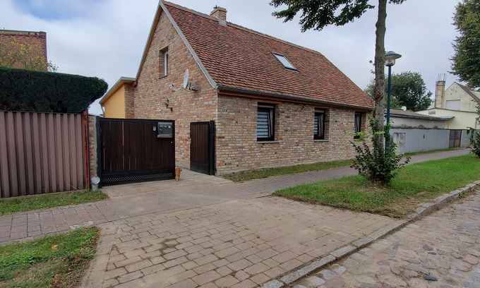 Neulewin House | Holiday Home 'Oderbruch' with Private Terrace, Private Garden and Wi-Fi