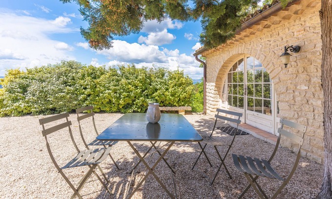 Bonnieux House | Holiday Home 'Orangerie' with Mountain View, Shared Terrace and Wi-Fi