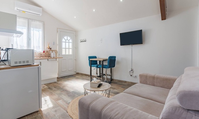 Miramas House | Holiday Home 'Paul Et Sophie' with Private Terrace and Wi-Fi