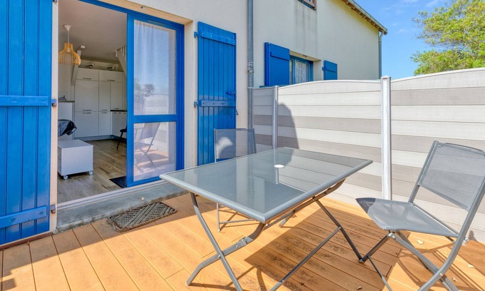 Le Croisic House | Holiday Home 'Petite Maison' with Private Terrace and Wi-Fi