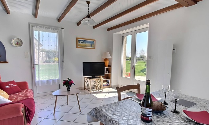 Mahalon Cottage | Holiday Home 'Plain-pied' with Private Terrace, Shared Garden and Wi-Fi