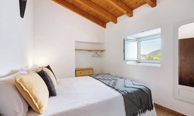 Bordeira House | Holiday Home 'Refúgio Dos Pais' with Private Terrace and Wi-Fi