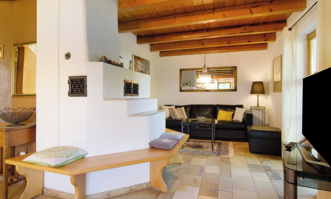 Ostrach House | Holiday Home 'Reis' with Shared Pool, Private Terrace and Wi-Fi