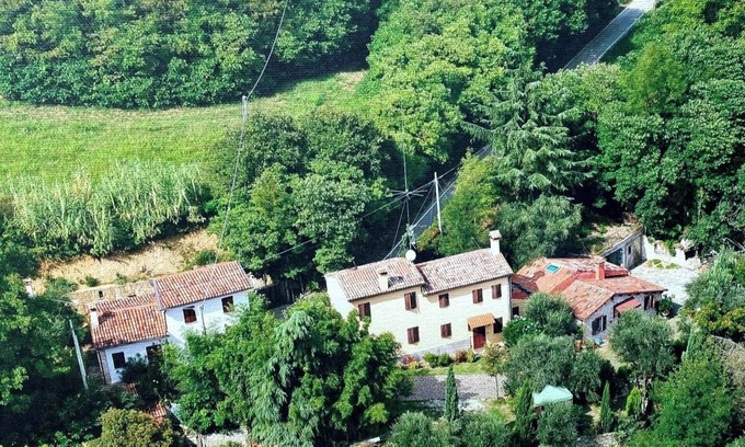 Albettone House | Holiday Home 'Rustico del Vigneto' with Mountain View, Garden & Wi-Fi