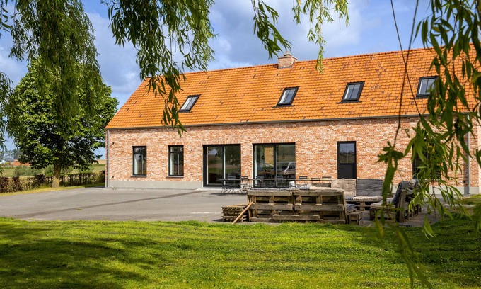 Passendale Villa | holiday home 't hov nPlace up to 20 people-pet friendly-war history